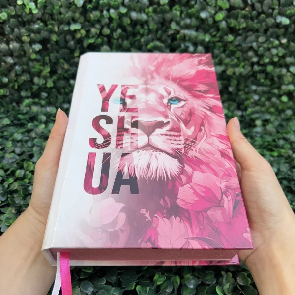 Bíblia Sagrada Feminina Leão Yeshua (Jesus) Rosa Capa Dura Com Harpa e Índice LETRA MÉDIA Versão ARC - Imagem 6