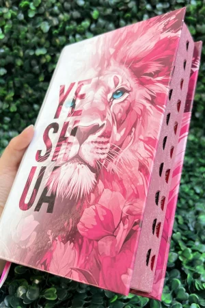 Bíblia Sagrada Feminina Leão Yeshua (Jesus) Rosa Capa Dura Com Harpa e Índice LETRA MÉDIA Versão ARC