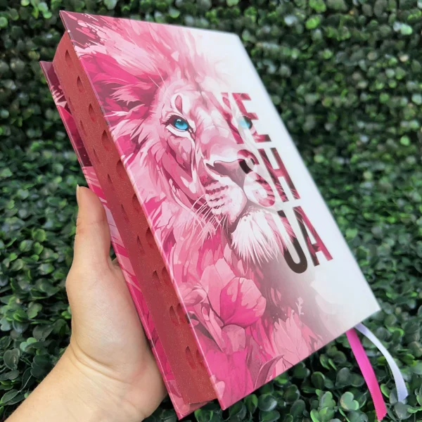 Bíblia Sagrada Feminina Leão Yeshua (Jesus) Rosa Capa Dura Com Harpa e Índice LETRA MÉDIA Versão ARC - Imagem 5